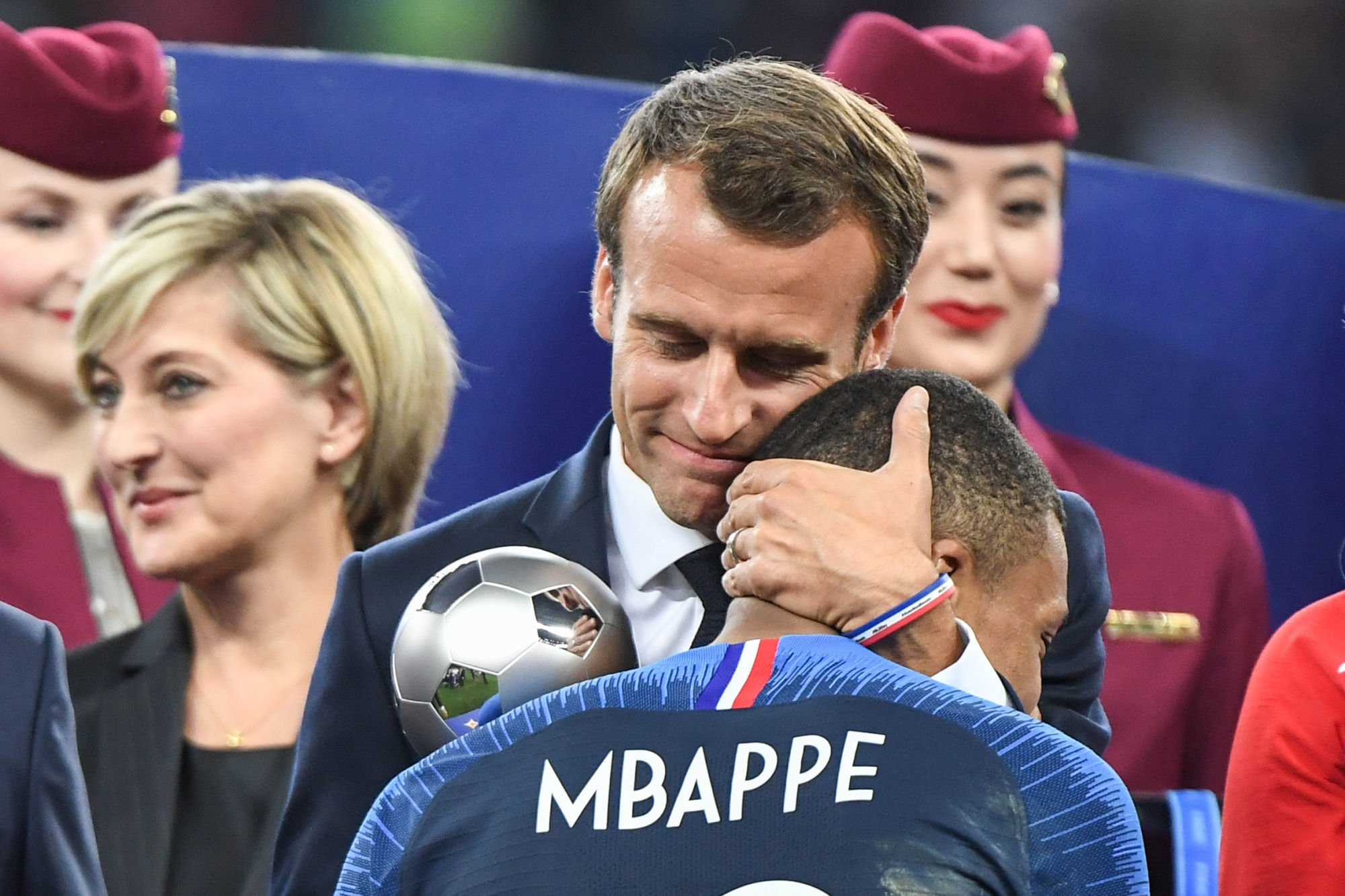 Mbappé aiuto presidenziale per il PSG Macron scrive al giocatore per