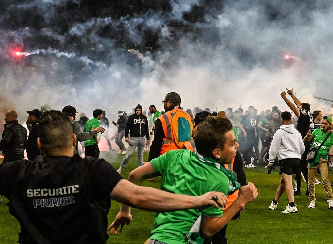 Retrocessione Saint Etienne Folle Invasione Di Campo Con Pugni E Razzi