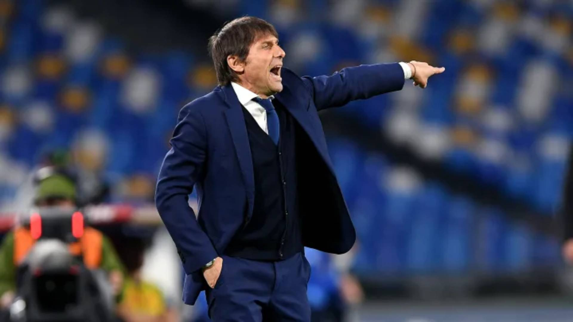 Antonio-Conte-e-la-firma-con-Forza-Napoli