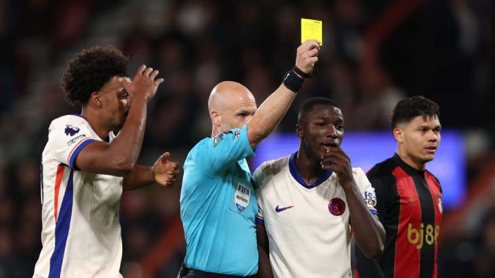 Premier League, l'arbitro Taylor ancora una volta nell'occhio del ciclone: record di cartellini in Bournemouth-Chelsea