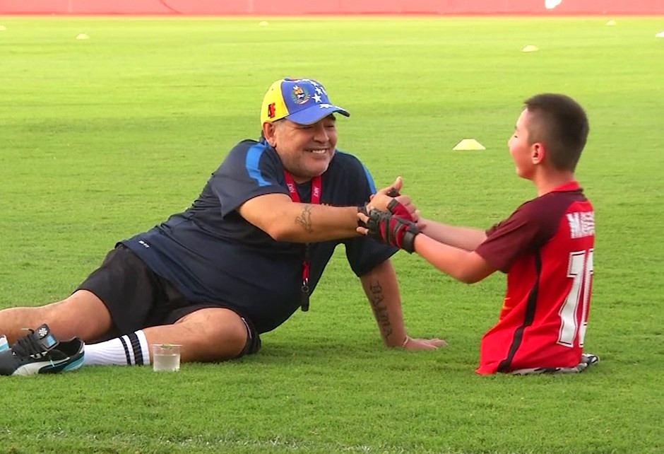 Un bambino nato senza gambe ha realizzato il suo sogno di giocare con Maradona