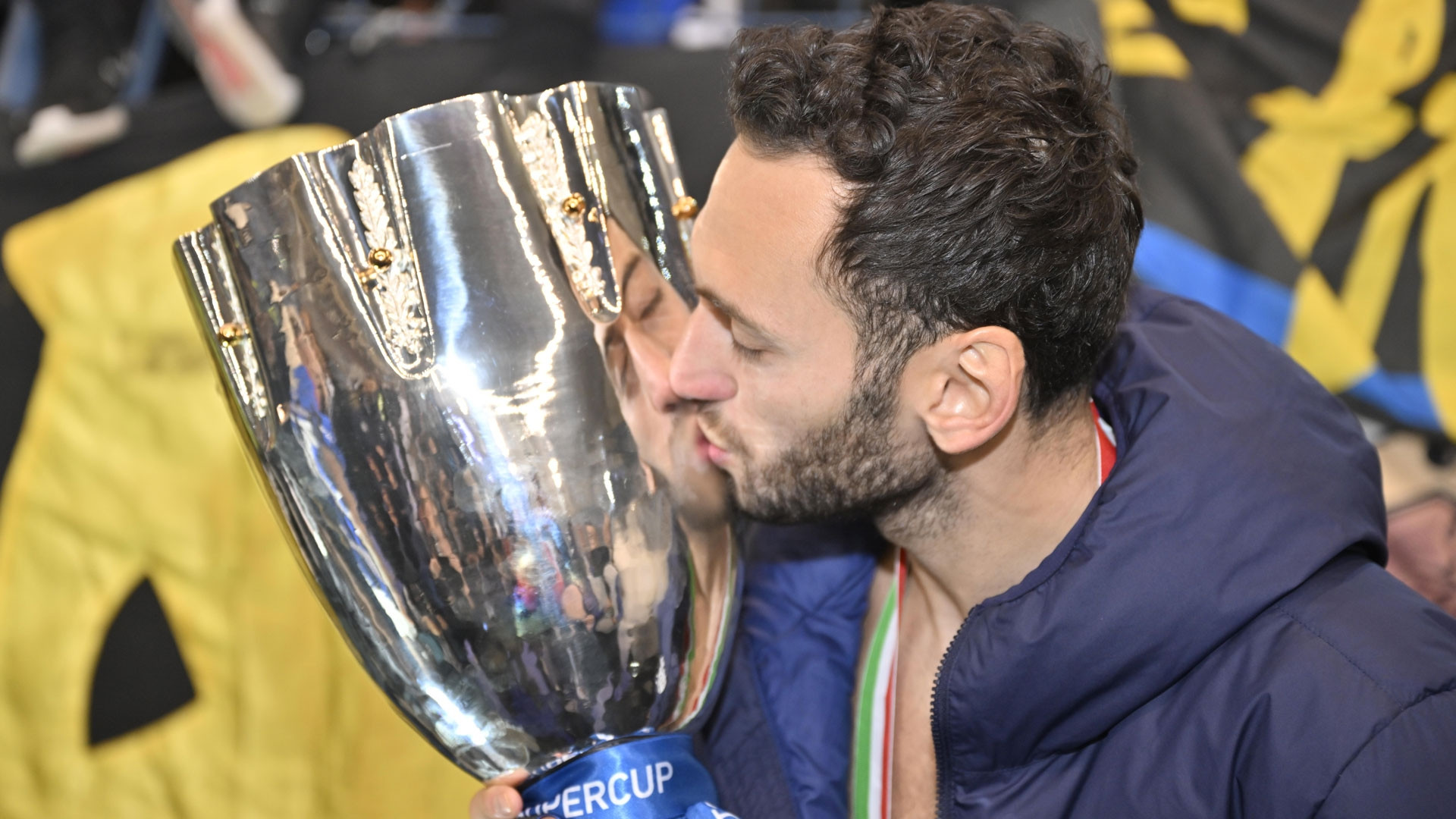 calhanoglu-con-la-supercoppa