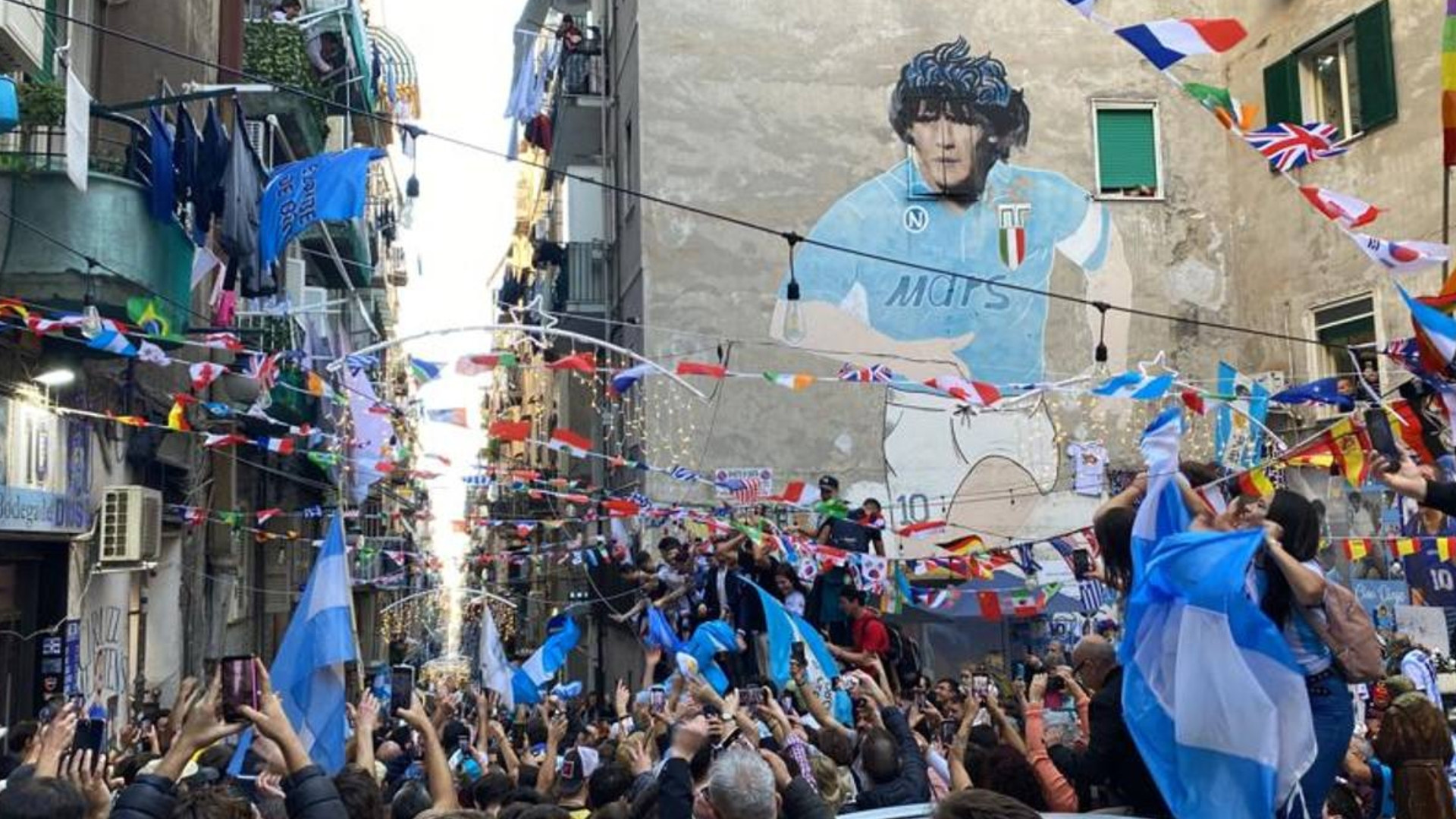 camorra-ferma-i-tifosi-delleintracht-che-volevano-deturpare-il-murales-di-maradona