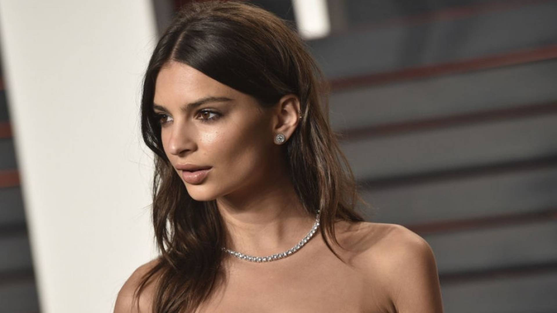 Ma non era della Juve? Il sexy shooting di Emily Ratajkowski con la maglia di un'altra italiana (FOTO)