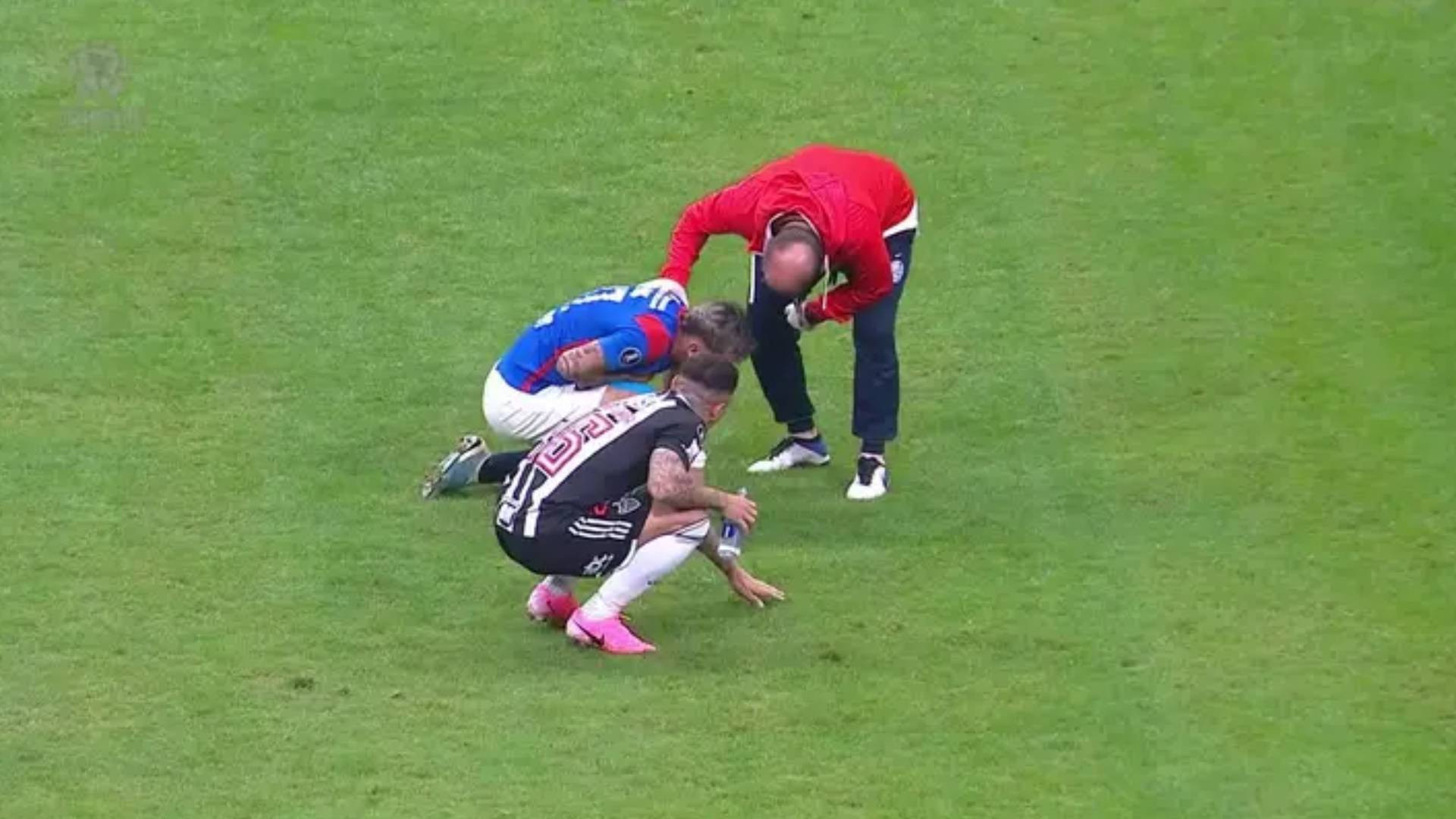 Paura in Copa Libertadores: giocatori in preda a nausea e difficoltà respiratorie (VIDEO)