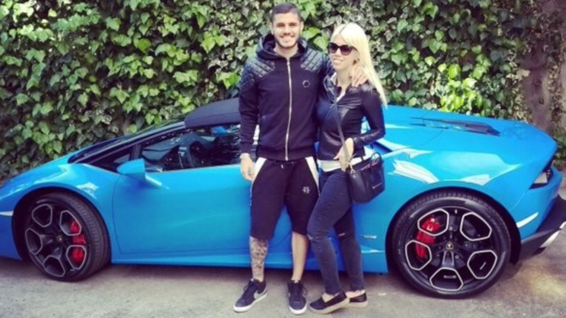 icardi-e-wanda-nara-con-la-lamborghini-huracan-spyder