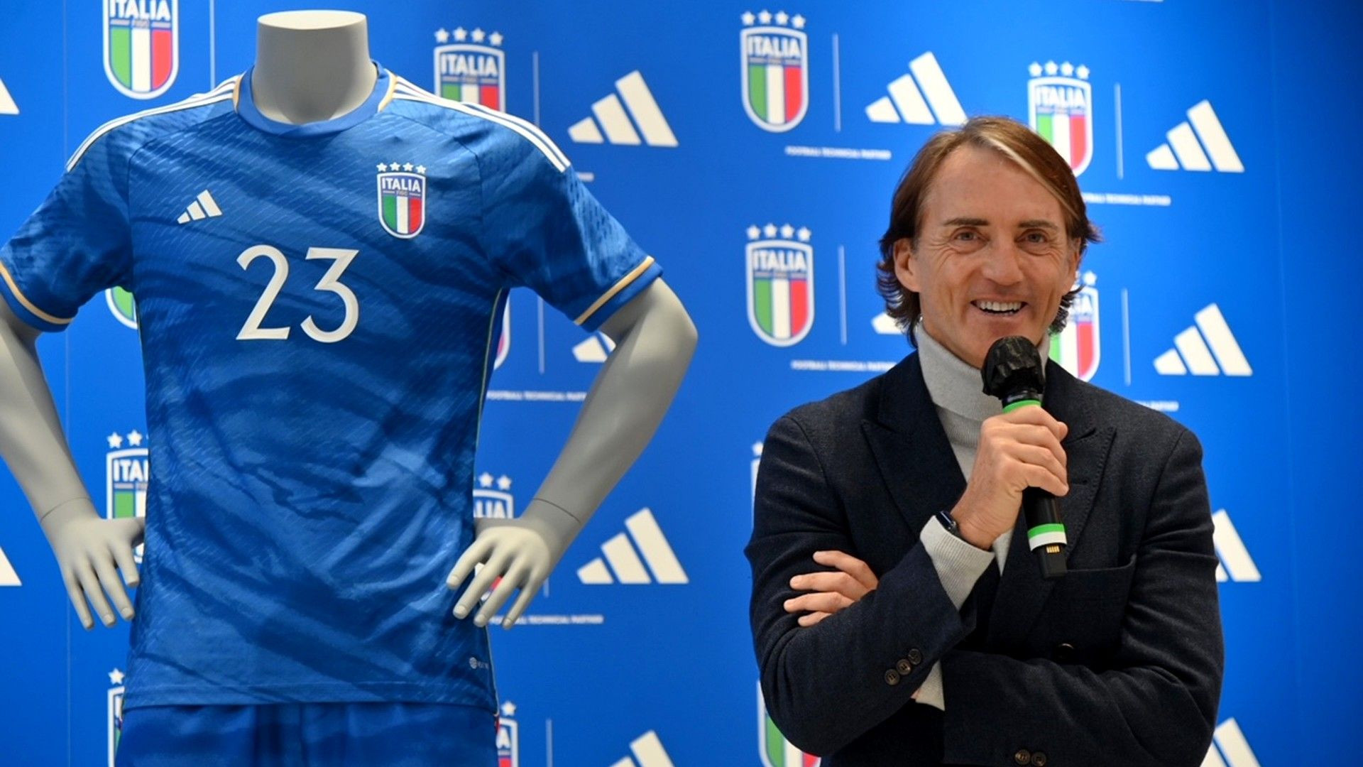 la-nazionale-italiana-ha-una-nuova-maglia-ecco-le-foto_1188951photogallery