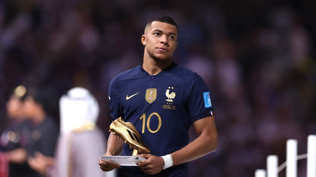 mbappe-con-la-scarpa-doro-dopo-argentina-francia-1024x576