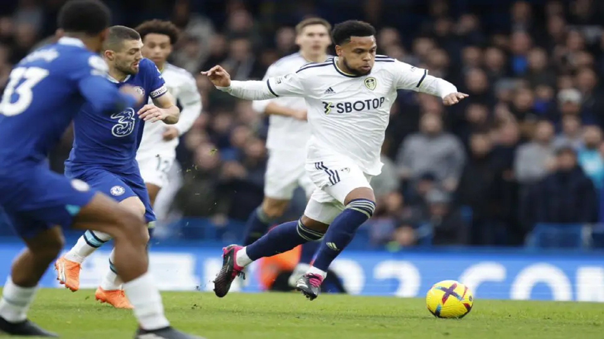 "Ciccione B******o", McKennie Insultato Dai Tifosi Del Leeds