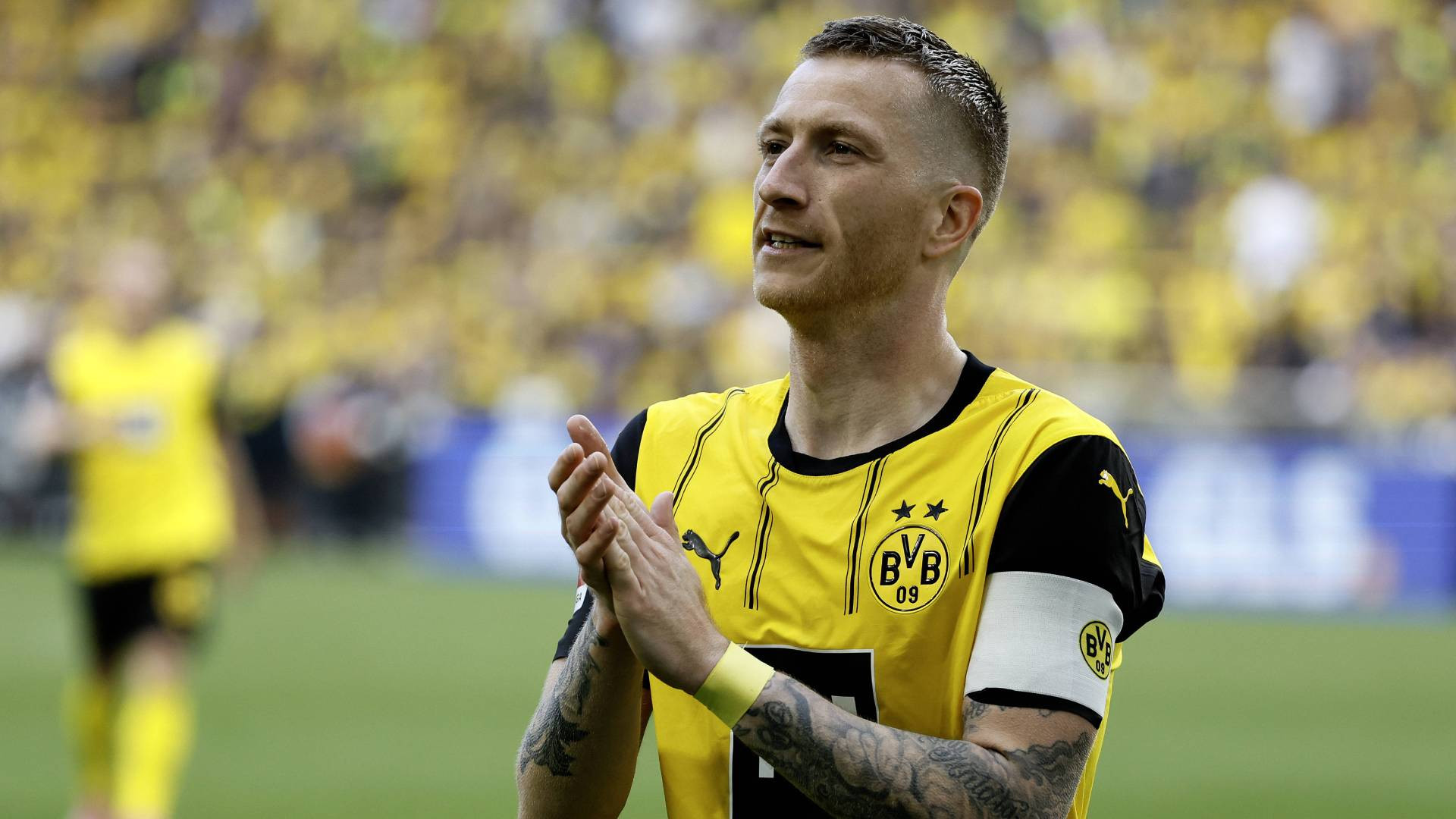 Reus-offre-una-birra-ai-tifosi-del-Borussia